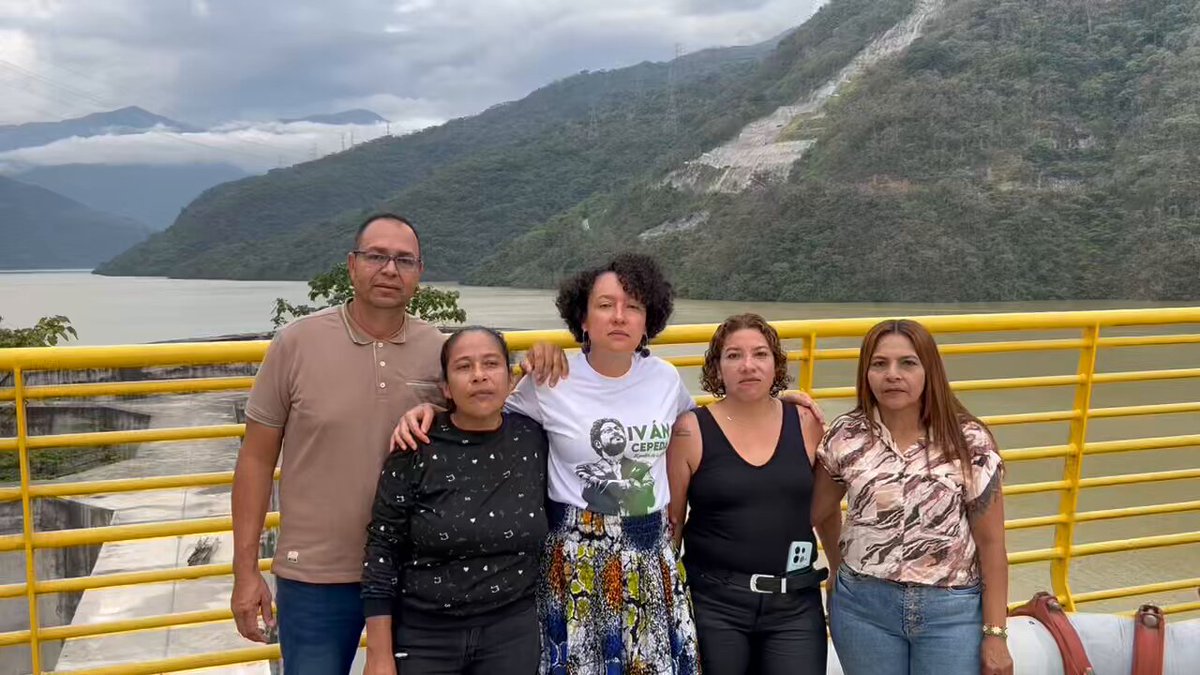 El embalse de Hidroituango está al límite, el vertedero también sin embargo no reportan ningún tipo de alerta por parte de EPM estamos ahí Sabemos que están haciendo grandes descargas de agua en la noche para evadir los registros, el riesgo y la angustia continúan.