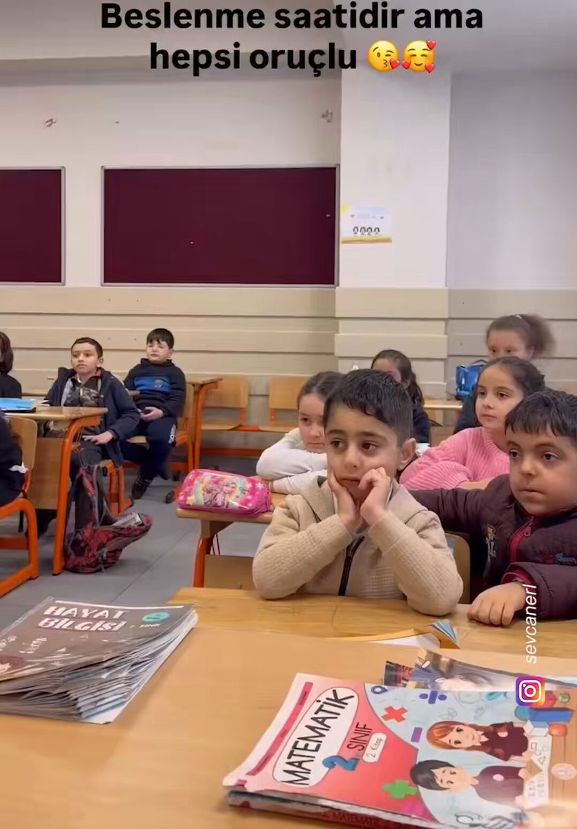 Bir ilkokul öğretmeni, sınıfta beslenme saati olmasına rağmen tüm öğrencilerin oruçlu olduğu için sessizce beklediği anları paylaştı.