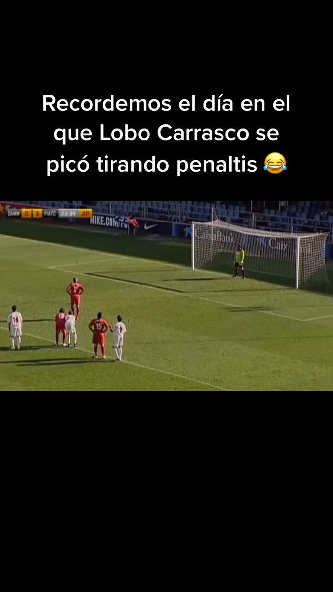 ¡Jajajaja el Lobo Carrasco, el rey del FAIL absoluto! 🐺🤡💀 Primer penalti: ¡FUERA! ❌😂😂 Se pica el lobo y pide revancha como niño chico: ¡SEGUNDO TIRO! ⚽😤 ¡Y TAMBIÉN FALLA! DOUBLE K.O. 🤡💥🤡 ¡Más ridículo imposible! 😂🔥😭 Pobre Lobo, más penoso que un portero sin manos 👐❌🐺 ¡Memazo eterno! 🤣🤣🤣🔥🔥
