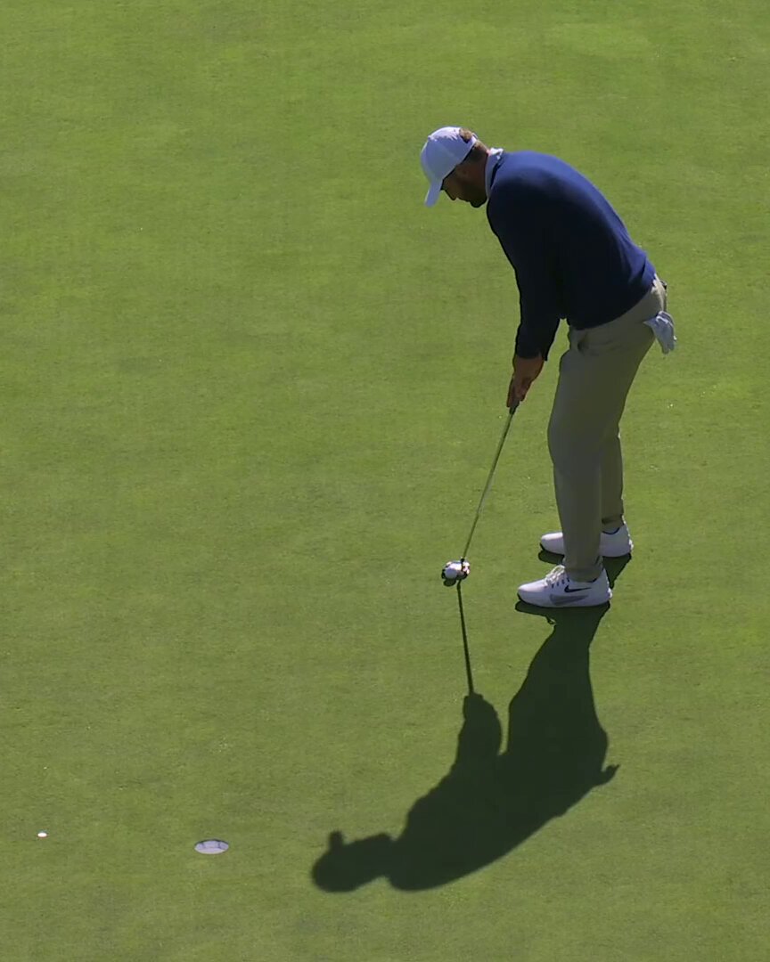 🚨✅⛳️ #CLUTCH — Scottie Scheffler DRAINS his par putt at the last to sit on the projected cut line. He currently has a 93.7% chance of making the cut, per data golf, likely continuing a 3.5 year streak of made cuts. SCHEFFLER FANS