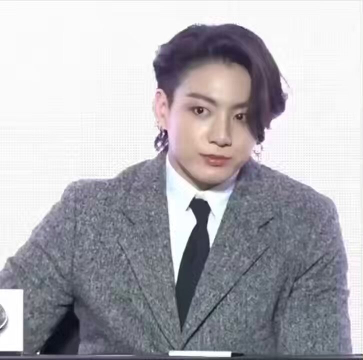 jungkook scanning the room to find the reporter who was speaking because they were all wearing masks😭