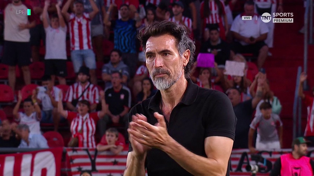 Qué gran entrenador Eduardo Domínguez. Con Colón, Nacional, Huracán o Estudiantes. Con algunas figuras o sin ninguna. Y siempre con un perfil bajo notable, sin vender humo ni entregarse al sistema. Enaltecía al fútbol argentino, una lástima su partida.