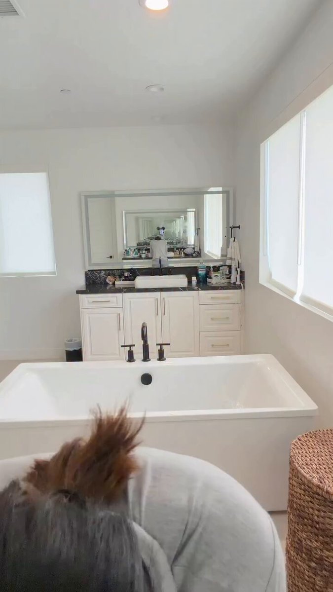 What’s the difference between clarifying shampoo and hydrating shampoo?
