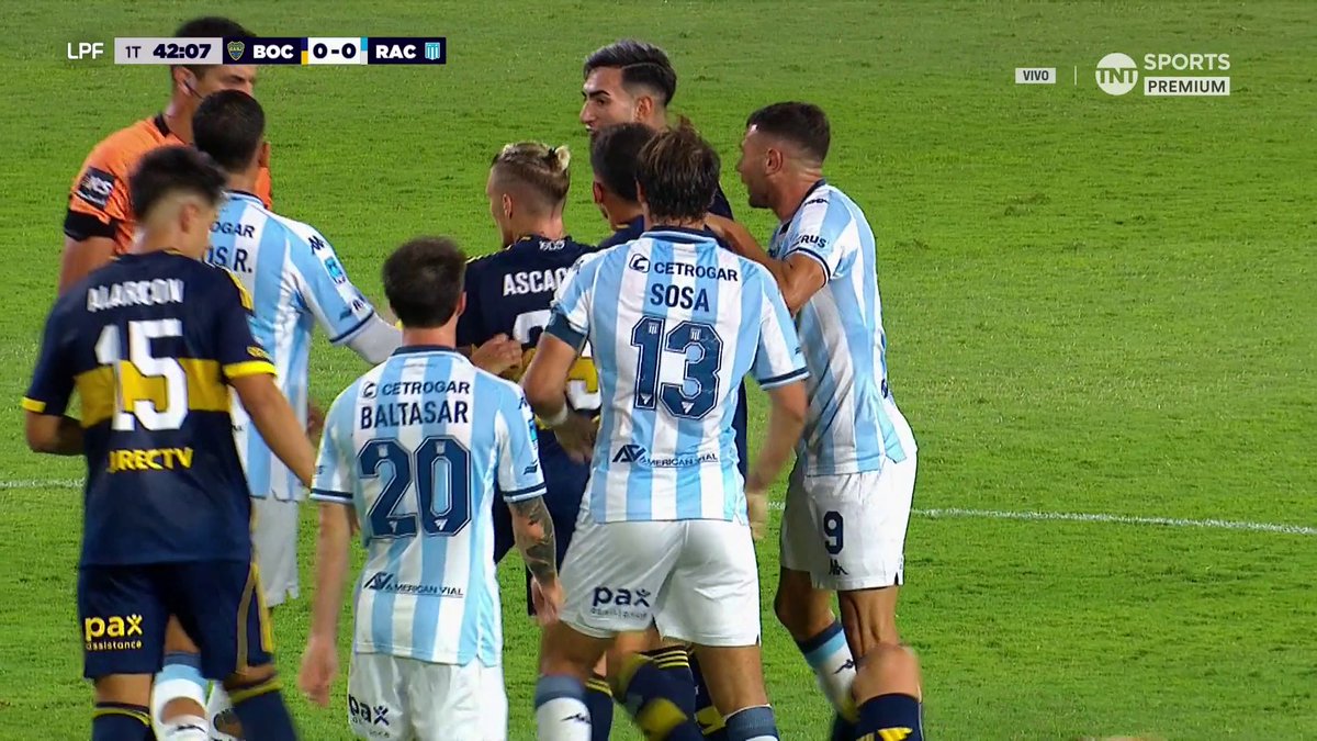 🗣️Todo #Boca pidió ROJA a Adrián Martínez por este golpe a Ayrton #Costa. 🟨Rey Hilfer dio amonestación al 9 de Racing y Paletta en el VAR confirmó.