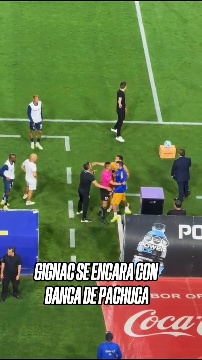 ¡SE ENOJÓ GIGNAC! 💥 El delantero de Tigres pedía VAR en la anotación de Tuzos y se encaró con la banca visitante
