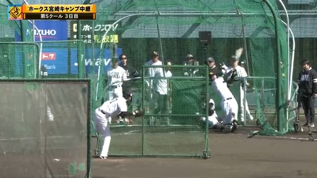 魅力しかないこのスイング！🔥🔥 ドラフト5位ルーキー #髙橋隆慶 選手がBPで #大関友久 投手から柵越えアーチを放つ！✨ #sbhawks 👇ライブ配信はこちら