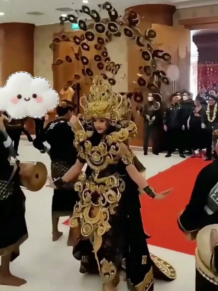 这身行头还真不是谁都能驾驭的，背个大圈圈还不停捣腾😆