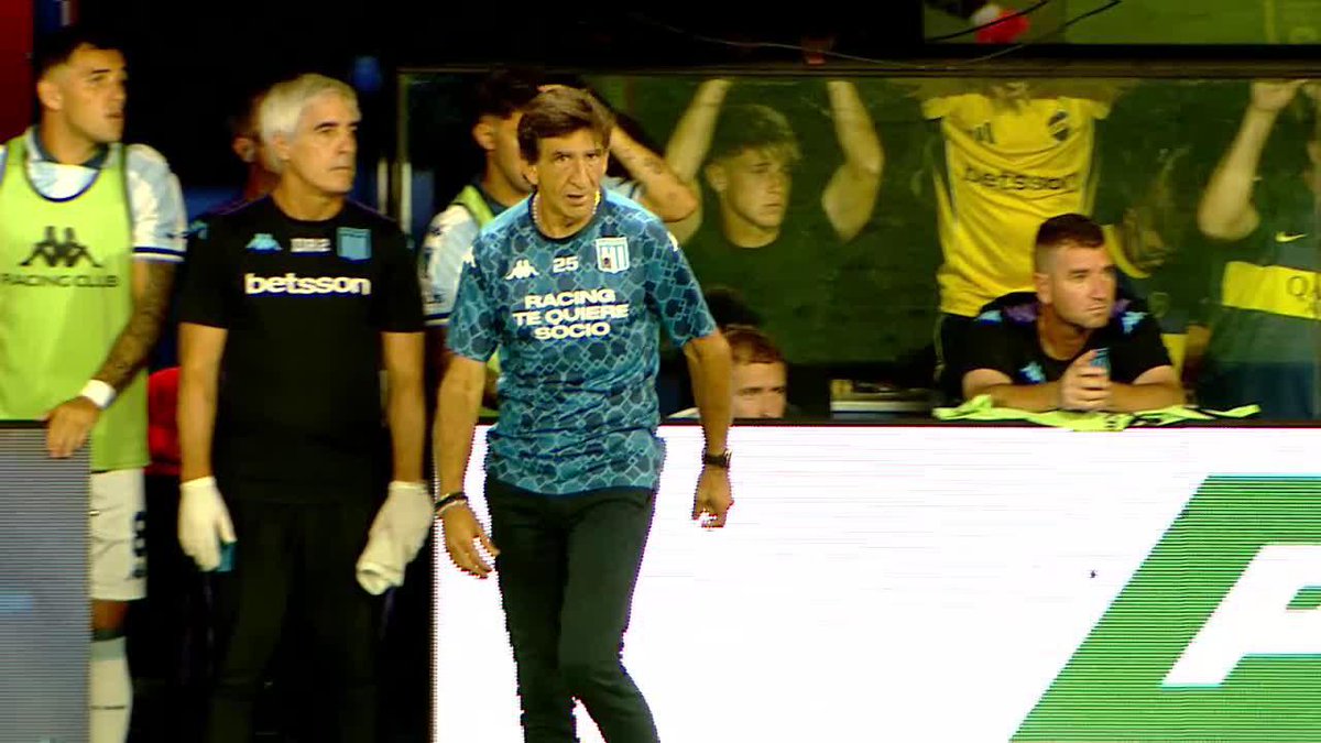 ¿MÁS CHICO NO TENES? 🤏. El viejo narigón gangoso y mal teñido técnico de Rasin Gustavo Costas festejo el empate en la Bombonera contra #BocaJuniors como si hubiese ganado la Champions League.