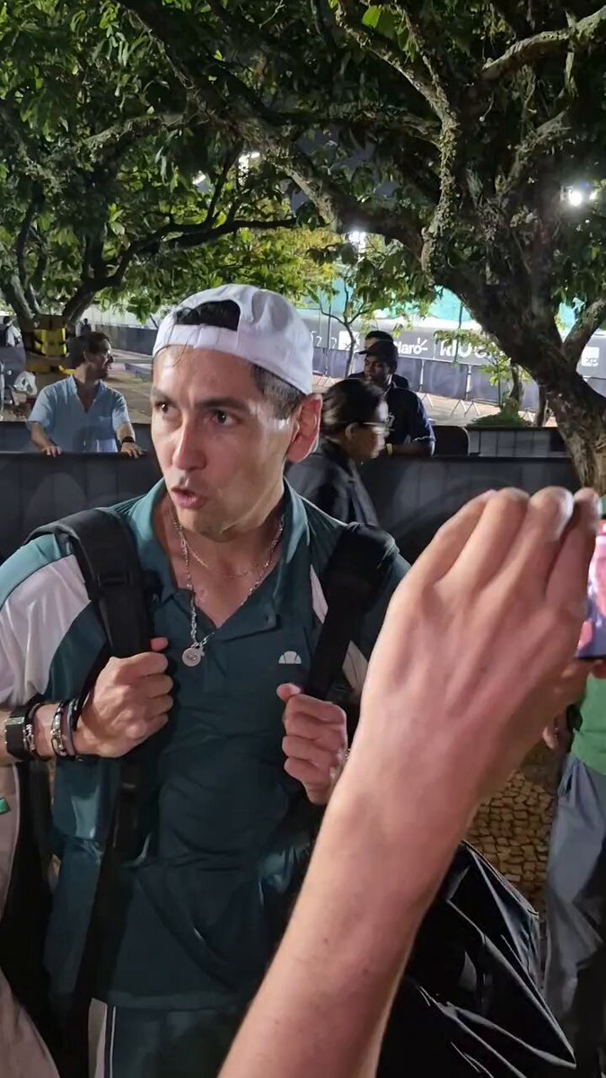 Zona mixta de Alejandro Tabilo 🇨🇱 luego de vencer a Thiago Tirante 🇦🇷 a las 2:15am para pasar a semifinales de Rio de Janeiro 🇧🇷. Tuvo un grupo de cuatro brasileros alentándolo en CADA PUNTO