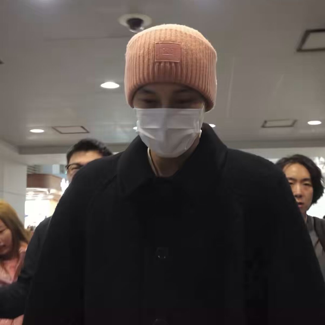 일년전 카이오빠 전역하고 첫출국이엿는데 팬들 숨넘어가는 소리내니까 아핳 다들힘들어 많이걸어서ㅎㅎ 하는거 ㅈㄴ커요미얌 상태 : 히히신난당