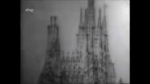 La Sagrada Família ha colocado la última pieza de su torre más alta, modificando así el skyline de la ciudad de Barcelona. Aquí la génesis del icónico templo de Antoni Gaudi 👉 #FelizSábado #BuenosDías #21Febrero