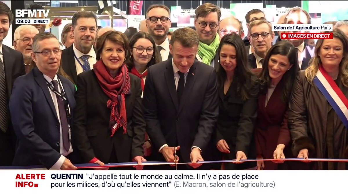 Un Jour. Un Sketch. Après avoir envoyé les Centaures et les hélicoptères aux agriculteurs, le passage du Mercosur, Macron se pointe dans un salon de l'Agriculture sous haute sécurité et vide. Le bide.