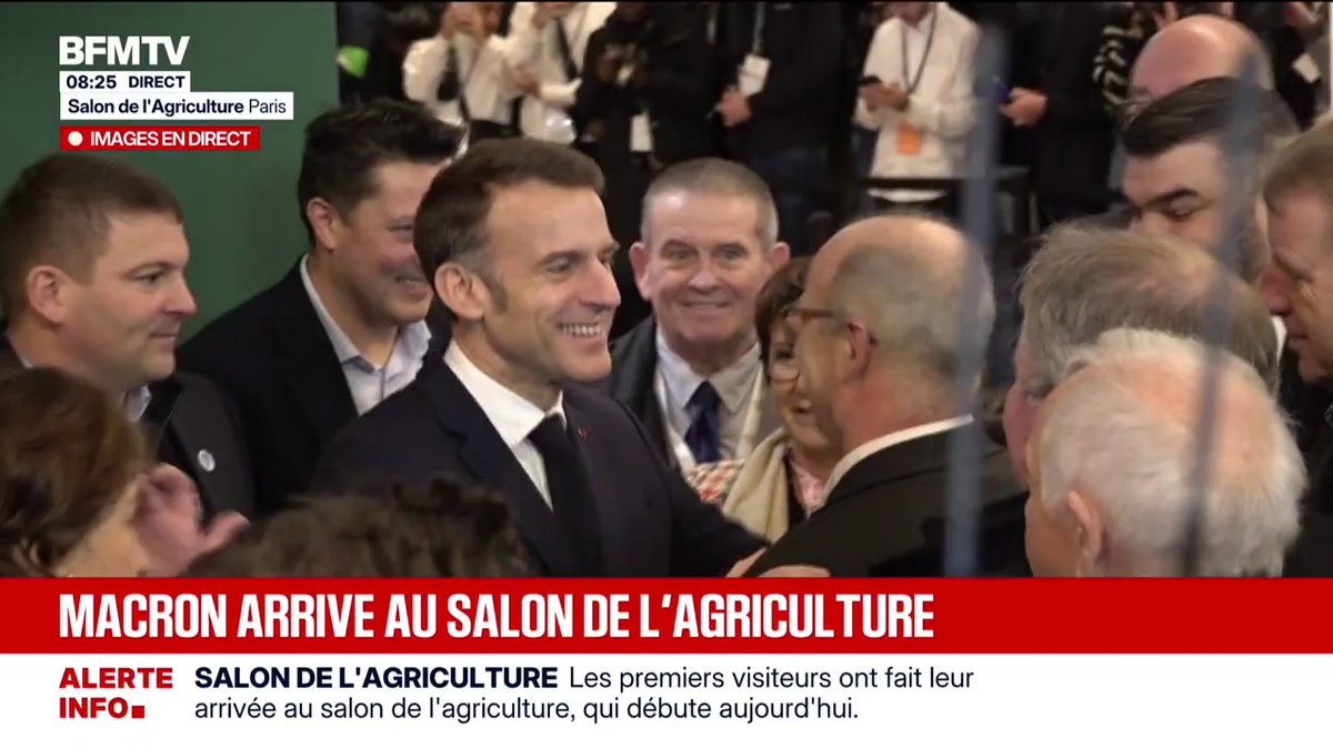 🚨ALERTE INFO Macron est arrivé au Salon de l’Agriculture à Paris pour l’inauguration, dans une atmosphère étrange. Alors que, tout au long de l’année, des agriculteurs ont manifesté contre lui, pas un slogan, pas même un discret « Macron démission »..