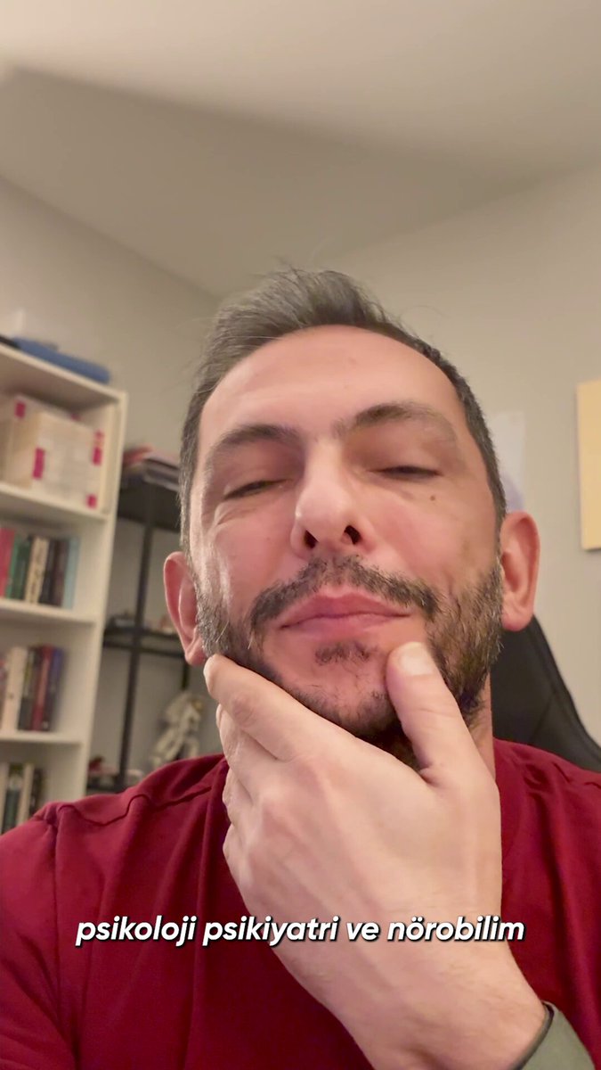 Psikiyatri dünyasında ilginç bir kırılma yaşanıyor. 50 yıldır bazı ruhsal bozuklukların tedavisinde ciddi bir ilerleme yok. Bu yüzden 70’lerde kapanan MDMA dosyası yeniden açıldı. Bir dönem terapide kullanıldı. Sonra yasaklandı. Gece kulüplerine düştü. Şimdi ise kontrollü klinik çalışmalarla, özellikle travma sonrası stres bozukluğunda, yeniden değerlendiriliyor. FDA onay sürecinin son aşamalarında. Bu sadece bir madde meselesi değil. Psikiyatrinin yaklaşımı değişebilir. Yarın YouTube’da detaylı konuşuyoruz.