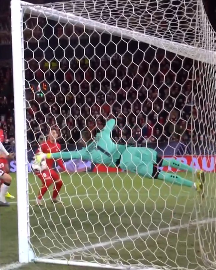 Skorupski was not going to concede 😤 #UEL | Bologna FC 1909