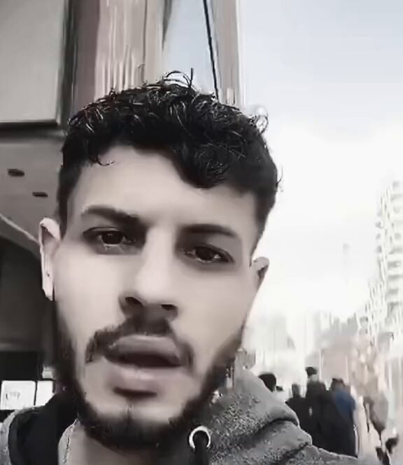 تخيلوا انهم يعلمونهم ويدرسونهم مقولة : ( اطهر ارض و انجس شعب ) من يوم وهم اطفال ويكبرون على هذا الحال ويتوارثون هالمقولة بدون معرفة الحقيقة ولكن الشرفاء منهم لما يكبرون ويشوفون الواقع ويستخدمون عقولهم يدركون الحقيقة ويتلافونها فـ شكرًا لهم ولضمائرهم الحيّة ولا عزاء للمرتزقة والببغاوات المتمكنين فقط في ترديد الكلام كما يُملى عليهم ويوجهونهم✋