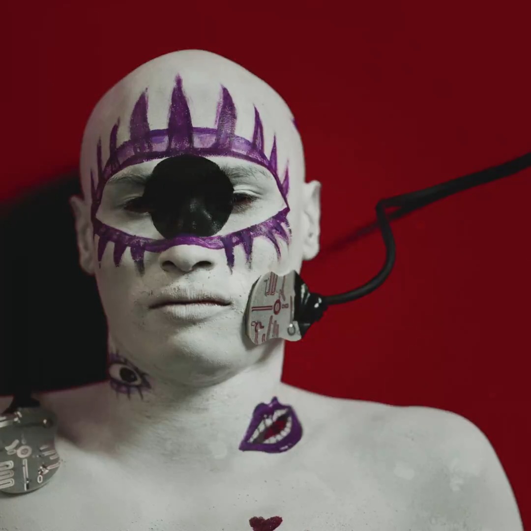 UAさんの 「ZOMBIE feat. 村上虹郎」 ミュージックビデオを監督いたしました。 そこは、電子の海に浮かぶ美術館。 インスタントな情報の波に飲まれ、 ゾンビ化していくその姿は、果たして”悪”なのだろうか? #UA #村上虹郎 #ZOMBIE