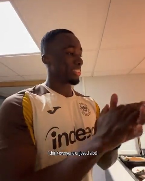 🇮🇹🍽️ Brentford had an Italian themed lunch. Michael Kayode: "This tiramisu... BEST in my life!" 😂❤️