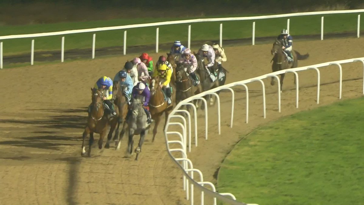 🗣️ "No horse in the history of Southwell's 1m4f on tapeta has gone faster than Constitution Hill at this stage!" In-depth race analysis, courtesy of Jamie Lynch 👇