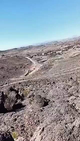 ● ما أقدمت عليه مليشيا الحوثي الإرهابية التابعة لإيران، من اقتحام قرية "الأغوال" بمديرية الحدا محافظة ذمار، واعتقال نحو 30 مواطناً من أبناء المنطقة، على خلفية خلاف محلي حول حفر بئر، يكشف مجدداً طبيعة مشروعها القائم على القمع والإرهاب، وتسخير منظومتها القمعية لخدمة قياداتها، بعيداً عن أي اعتبار لكرامة وحرمة الدم اليمني، أو احترام للأعراف والتقاليد التي طالما شكلت صمام أمان للمجتمع اليمني ● إن تحشيد مليشيا الحوثي حملة مسلحة بقيادة أحد عناصرها، لفرض مشروع مرفوض مجتمعياً بالقوة، وتهديد الأهالي بالاعتقال أو القتل لمجرد اعتراضهم أو دفاعهم عن أنفسهم، يؤكد أنها لا تعترف بالقضاء ولا تحتكم إلى مؤسسات، بل تتعامل بمنطق العصابة التي تضع السلاح فوق القانون، وتحول الخلافات القبلية إلى مواجهات مسلحة، وتستثمرها لفرض الهيمنة وكسر الإرادة المجتمعية، في استهتار كامل بأرواح المدنيين وأمنهم واستقرارهم ● هذه الواقعة امتداد لنهج ممنهج تتبعه المليشيا منذ انقلابها، في إخضاع القبائل والمجتمعات المحلية، عبر الترهيب والتنكيل الجماعي، وتحويل مؤسسات الدولة المختطفة إلى أدوات بطش لحماية نفوذ قياداتها، وتصفية الحسابات، وفرض الإتاوات والجبايات بالقوة، بما يعمّق حالة الاحتقان، ويزرع بذور الثأر والصراع داخل النسيج الوطني الواحد ● إن ما يجري في ذمار وغيرها من المحافظات الخاضعة بالقوة لسيطرة المليشيا، يبرهن أن استمرار هذا الانقلاب يعني استمرار الفوضى المنظمة، وتقويض السلم الاجتماعي، وتفجير النزاعات المحلية خدمة لأجندة لا تمت لليمن بصلة. ولن يتحقق الأمن والاستقرار إلا بإنهاء هذا المشروع الانقلابي، واستعادة مؤسسات الدولة، وبسط سلطة القانون على كامل التراب الوطني، بما يكفل حماية المواطنين، وصون كرامتهم