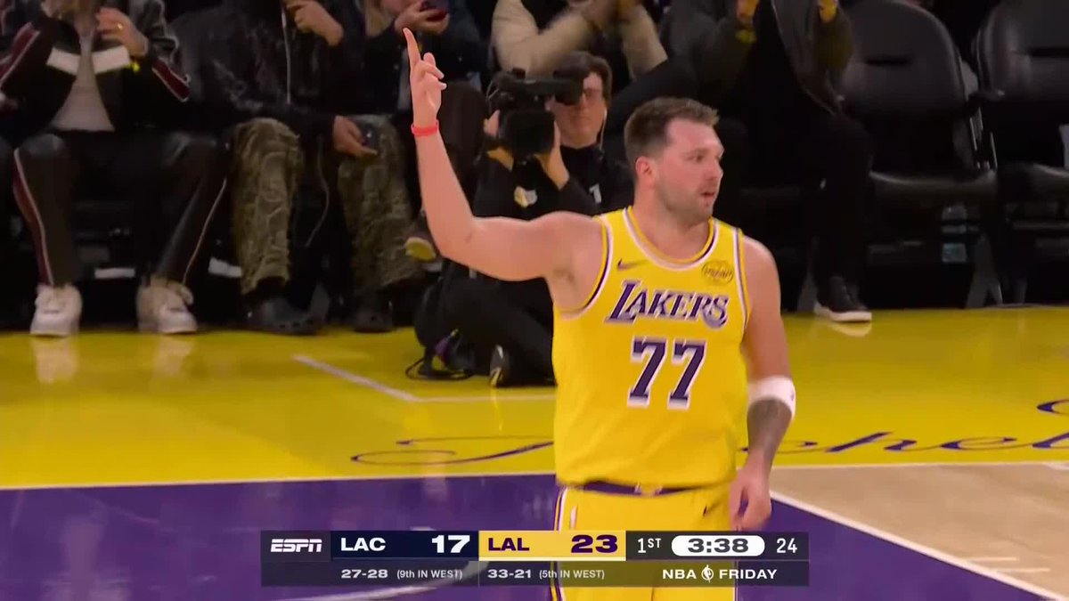 ¡NO NOS CANSAREMOS DE DECIR QUE ESTE TÍO ES DE OTRO PLANETA!🪐🤯 Otra exhibición más de Luka Dončić para liderar la victoria en el derbi de Los Ángeles💫 🟣 𝟑𝟖 𝑷𝑼𝑵𝑻𝑶𝑺 🟡 𝟏𝟏 𝑨𝑺𝑰𝑺𝑻𝑬𝑵𝑪𝑰𝑨𝑺 🟣 𝟔 𝑹𝑬𝑩𝑶𝑻𝑬𝑺 #NBAxDAZN🏀🇺🇸