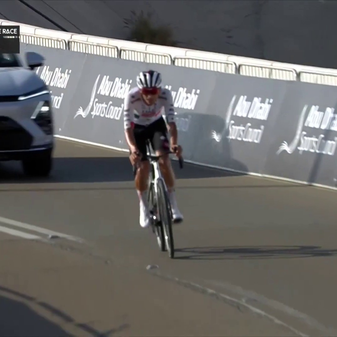 Un cierre tan emotivo que te lleva hasta las lágrimas. ISAAC DEL TORO ROMERO ataca faltando 2.4 km a la meta y deja colgado a Tiberi, le arrebata el liderato del Tour UAE que era de 21 segundos y le saca más de 30 en el último tramo!!!!