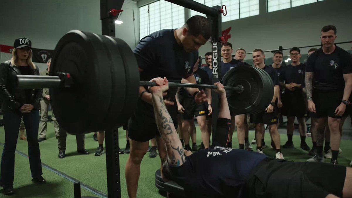 ABD Savunma Bakanı Pete Hegseth, 143 kg'lık bench press yaptı.