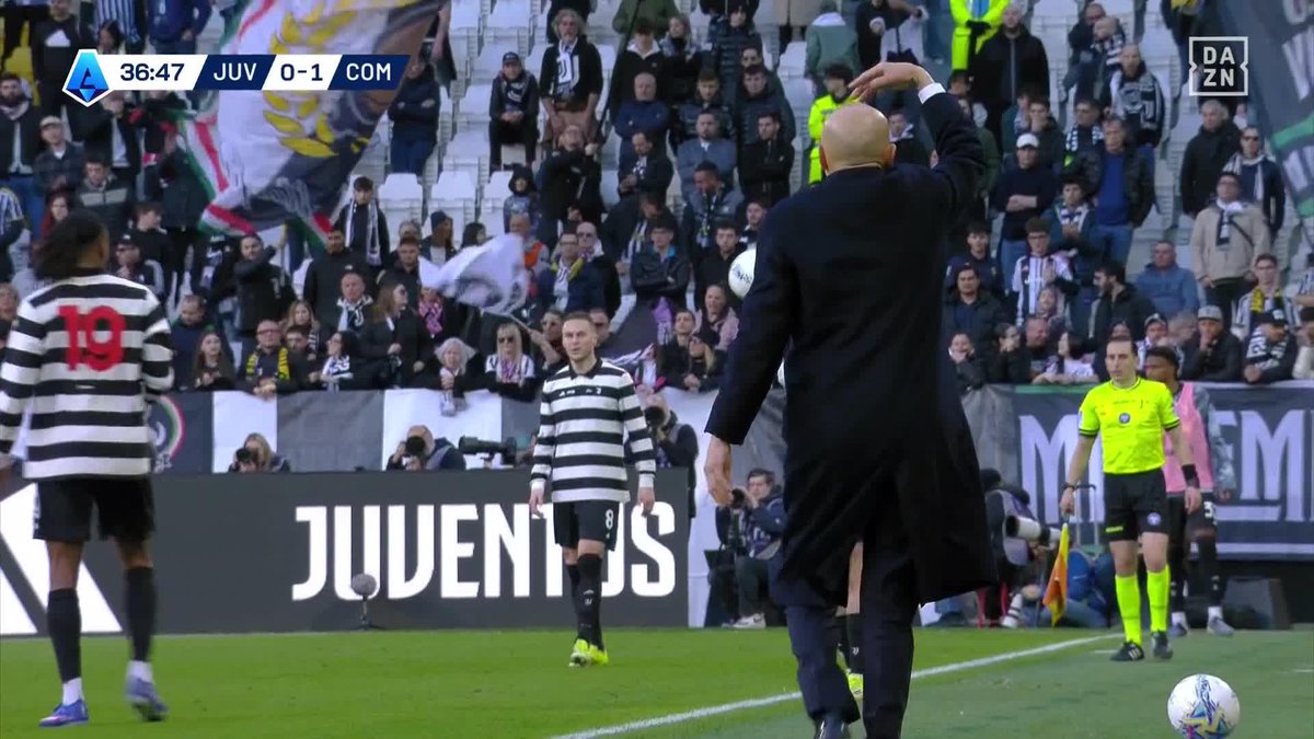 𝗖’𝗘𝗦𝗧 𝗤𝗨𝗢𝗜 𝗖𝗘 𝗖𝗔𝗗𝗘𝗔𝗨 𝗘𝗠𝗣𝗢𝗜𝗦𝗢𝗡𝗡𝗘́ ???!! 🤯😱 Koopmeiners fait une passe en retrait 𝗖𝗔𝗧𝗔𝗦𝗧𝗥𝗢𝗣𝗛𝗜𝗤𝗨𝗘 pour Di Gregorio. La Juventus n’était pas loin d’encaisser un but complètement gag… 🎥 DAZN France