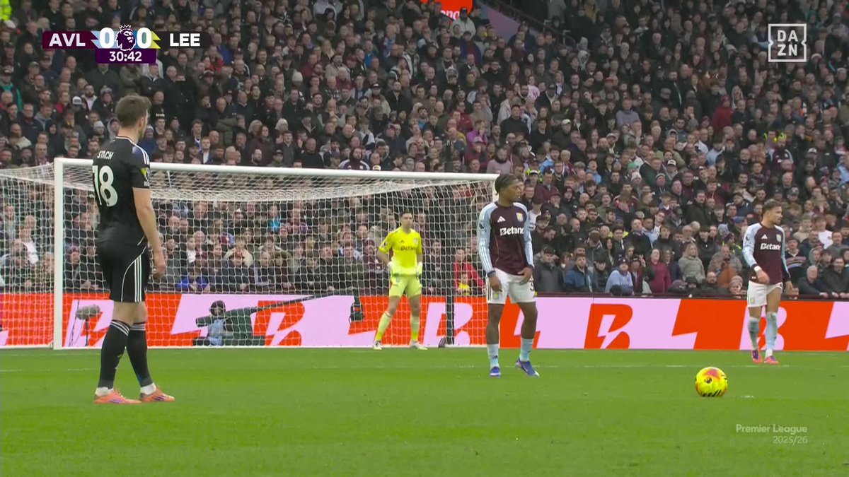 😳 ¡IMPARABLE HASTA PARA EL DIBU! 🚀 Stach estrenó el marcador quitando las telarañas a la escuadra 🕸️ #PremierLeagueDAZN ⚽🏴󠁧󠁢󠁥󠁮󠁧󠁿