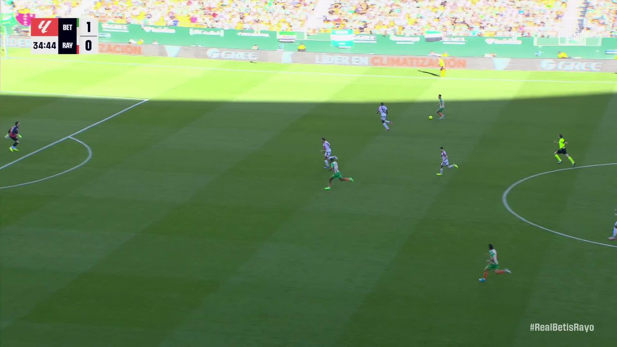 ¿El exterior de Antony o el pase de Bakambu? La transición del Real Betis Balompié 🌴💚 es de museo🎨 #LALIGAenDAZN ⚽️