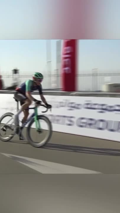 EL MOMENTO QUE QUEDARÁ PARA LA HISTORIA... 🥹 🇲🇽 Isaac del Toro a momentos de ganar la sexta etapa, alentado por cuatro mexicanos que representan a todo un país 👏 👏 👏