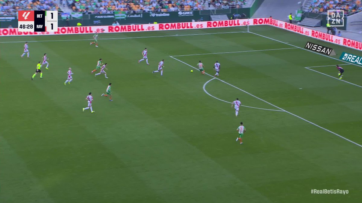 Reclamó penalti el Real Betis en esta acción de Mendy sobre el Cucho. 5 minutos han estado viendo la jugada para pitar que ha sido fuera del área. El pie del colombiano está pisando la línea cuando recibe la falta.