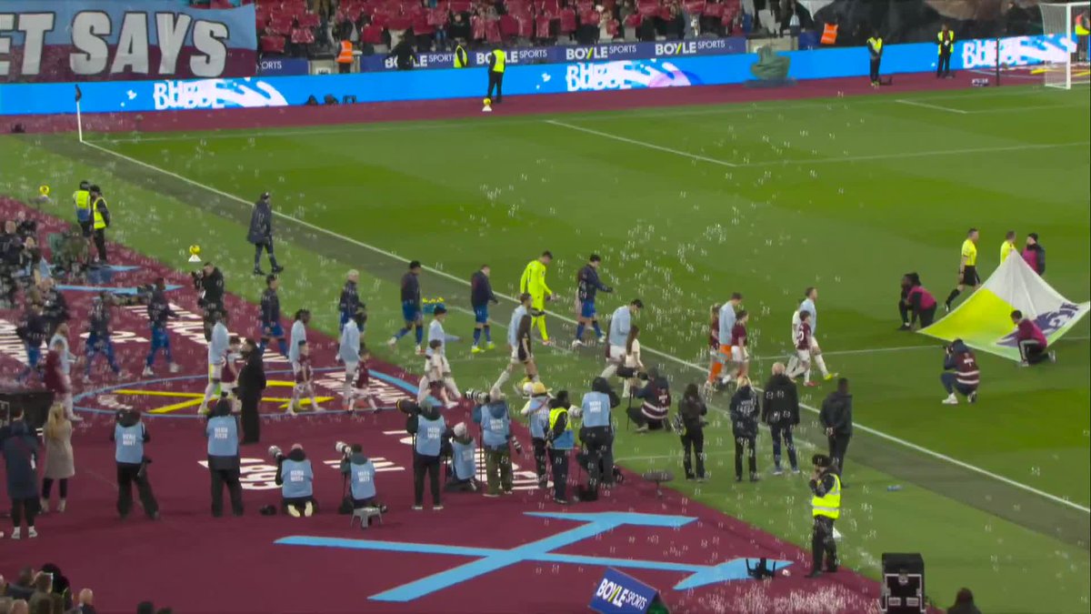 „Oi big boy, what’s your name?“ 🎶 „My name is Ludo Miklosko!“ 🇨🇿 West Ham před utkáním s Bournemouthem představil speciální tifo na počest českého brankáře Luďka Mikloška. Uplynulo totiž 36 let od chvíle, kdy si legenda Kladivářů připsala první start za West Ham. 🎩