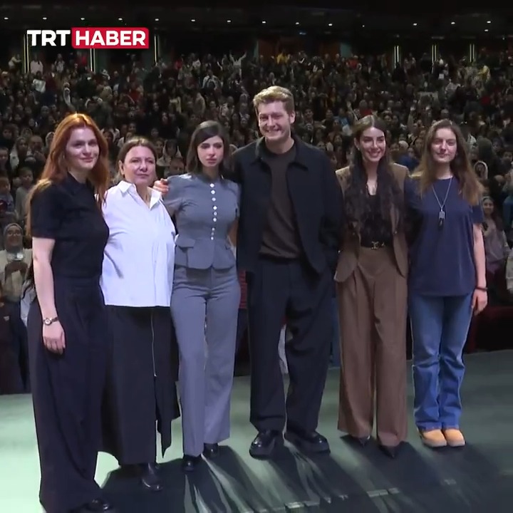 'Külliye'de Ramazan' etkinlikleri kapsamında Ankara'da 'Taşacak Bu Deniz' rüzgarı esti. TRT 1'in sevilen dizisinin oyuncuları, hayranları ile buluştu. Binlerce kişi, imza günü için Cumhurbaşkanlığı Millet Kongre ve Kültür Merkezi'ne akın etti.