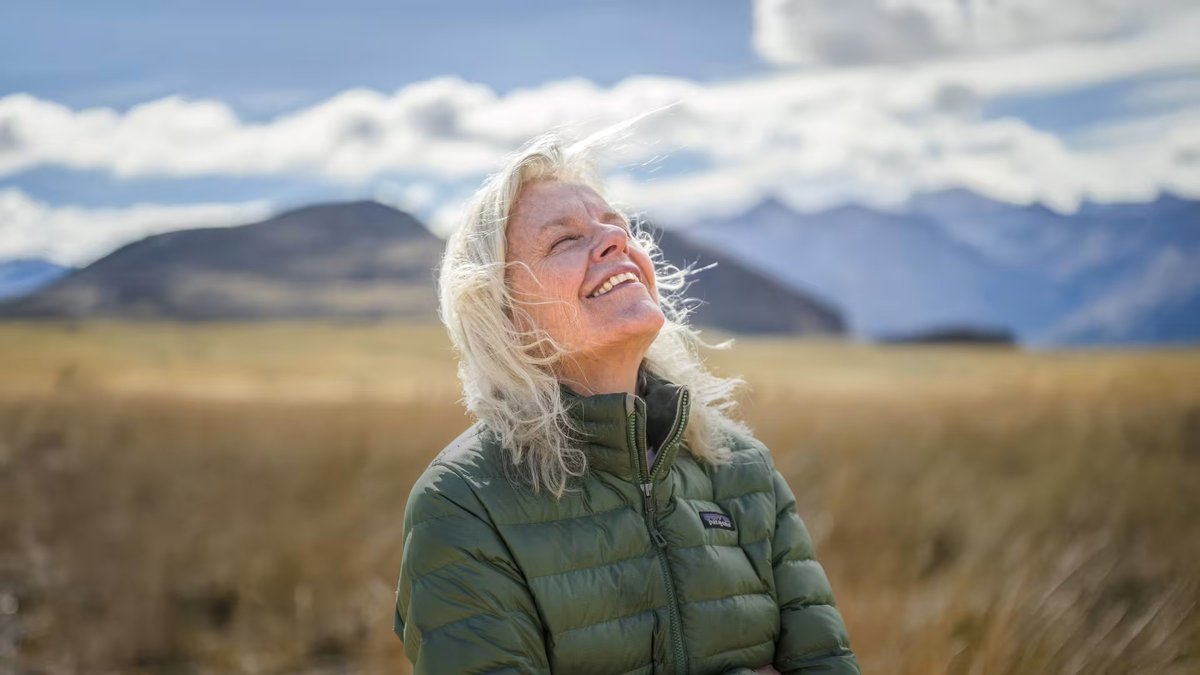 No vive en una mansión y ha logrado proteger extensiones de tierra equivalentes al tamaño de Costa Rica o Portugal. Kristine Tompkins nos recibe en su casa en California y habla de “Rewilding”… mira: