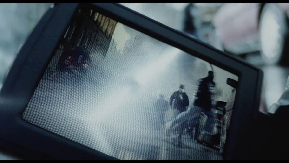 Preste atenção nessa cena. Nela as pessoas desaparecem após serem atingidas pela arma alienígena. Este é um filme de Steven Spielberg.