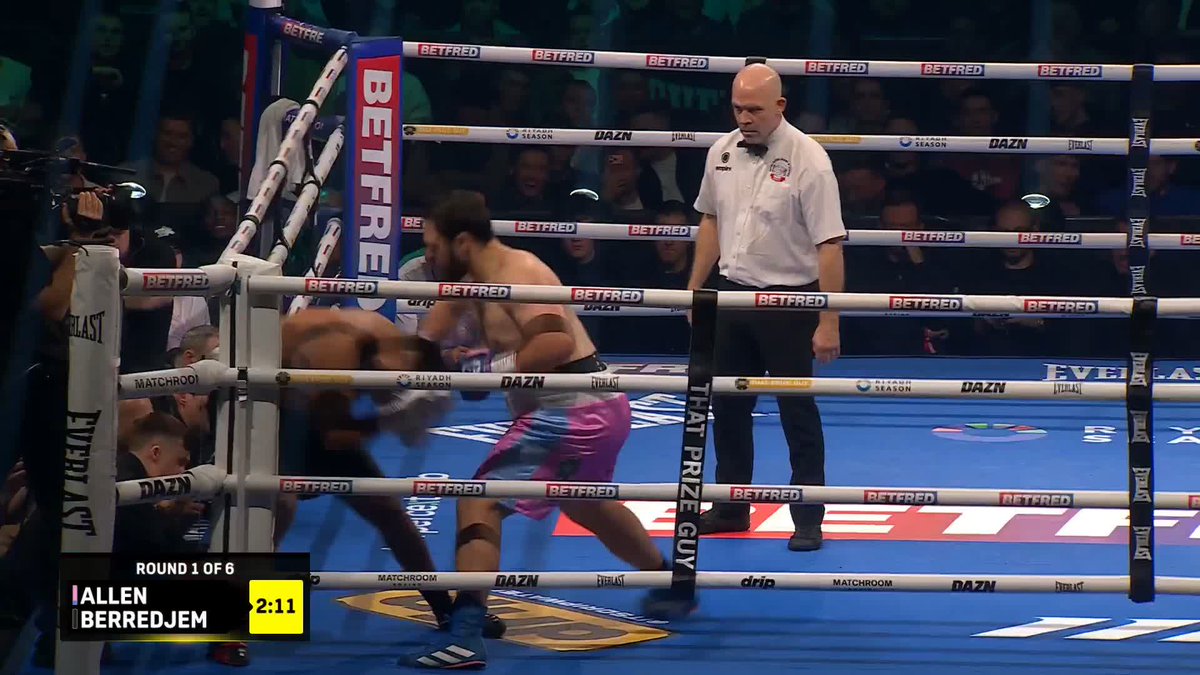 In comes the towel, Dave Allen gets the first round victory to return to winning ways 👏 DAZN Boxing