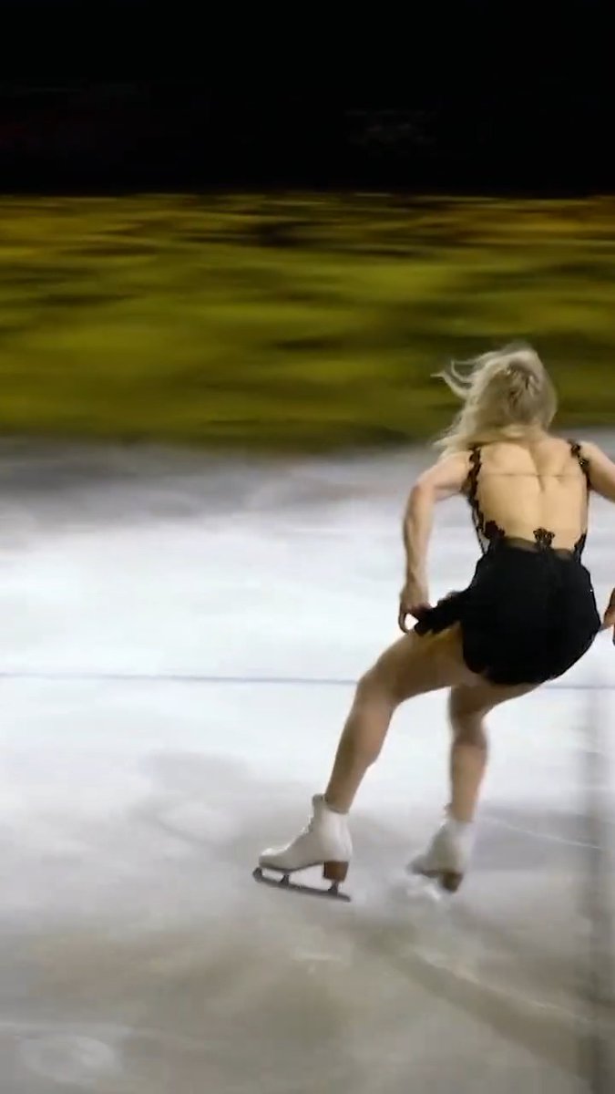 Dla takich spektaklów, takich popisów, tak niepowtarzalnych występów istnieje właśnie 𝑃𝑂𝐾𝐴𝑍 𝑀𝐼𝑆𝑇𝑅𝑍𝑂́𝑊 👏 👏 Amber Glenn i "That’s Life" Franka Sinatry w jej - trudnej do zdefiniowania - interpretacji 🧨 #HomeOfTheOlympics #MilanoCortina2026