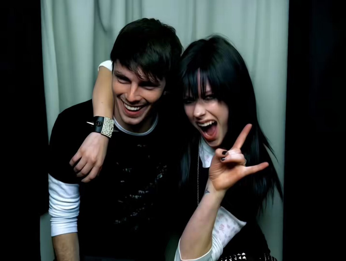Before trends decided hits, “Girlfriend” by Avril Lavigne ruled the world. A smash hit going viral without TikTok or the streaming era