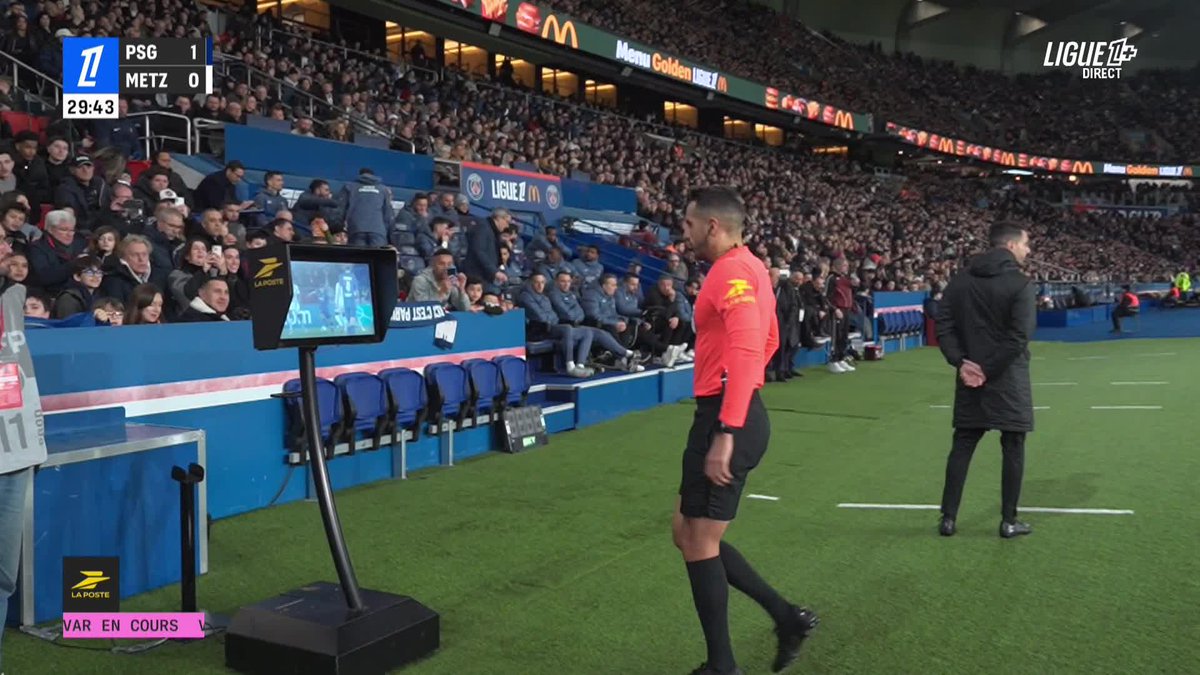🟥 ➡️ 🟨 Séquence rare au Parc avec un carton rouge qui passe au jaune après revisionnage du VAR. Une très bonne gestion de la situation de monsieur Kherradji 👏 #PSGFCM
