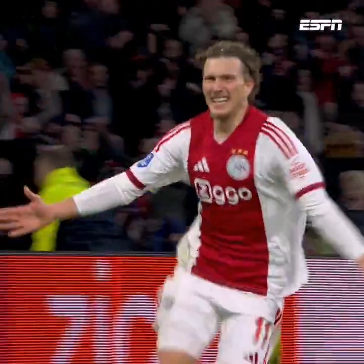 Wie anders dan Mika Godts frommelt de bal binnen voor Ajax! 🇧🇪 #ajanec