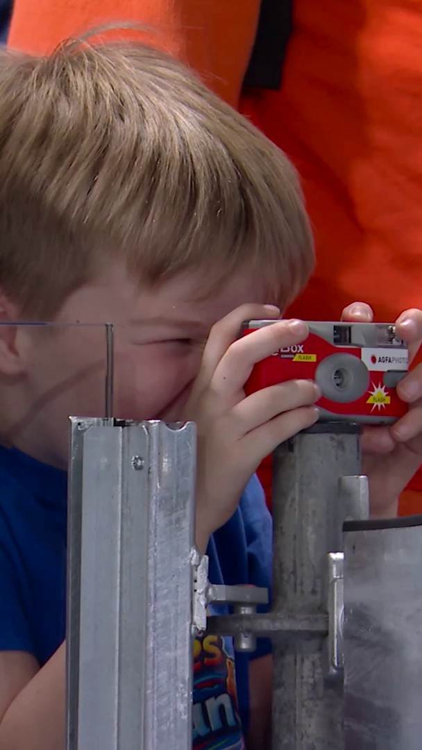 Look how proud Jorrit Bergsma’s son is seeing his dad win Olympic gold 🥹📸