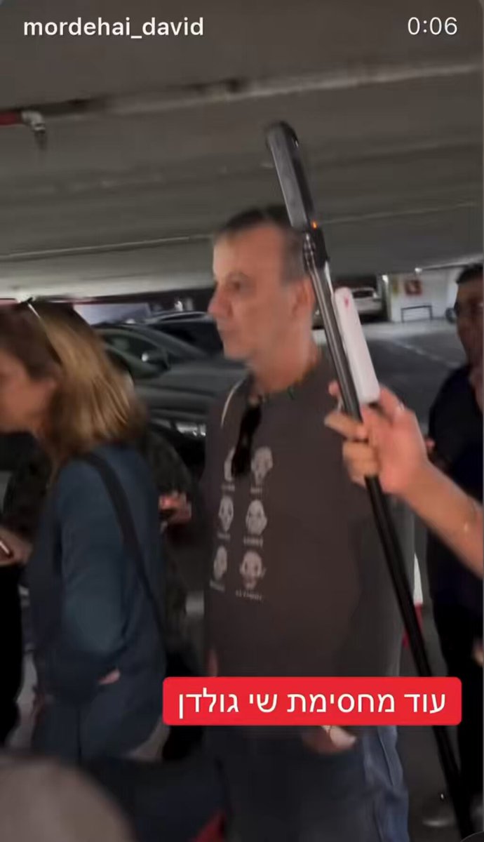 תקשיבו משטרת ישראל מה שעושים מרדכי דוד והחבורה שלו בעלת הדפוסים העבריינים שלהם זו פעולה עבריינית לכל דבר ועניין. הערב, עצרתם את הפרחח לאחר שהגיע לבית של Lucy aharish וטוב שכך! אבל זו פעולה סמלית בלבד. התקדים, בו אתם מאפשרים לעבריין להיצמד לעיתונאים בצורה מאיימת ולפנות בצורה אלימה ומאיימת לאזרחים שמנסים לעזור, ייצור פרובוקציות דומות ואנרכיה מוחלטת ברחובות. הגיע הזמן לעצור את הבזיון הזה ולהפסיק לאפשר רחובות שהמאפיה שולטת בהם! ועוד דבר, Benjamin Netanyahu - בנימין נתניהו אתה כבר לא על המרפסת. הגיע הזמן שתרסן את החיילים שלך ברחובות. Raviv Drucker
