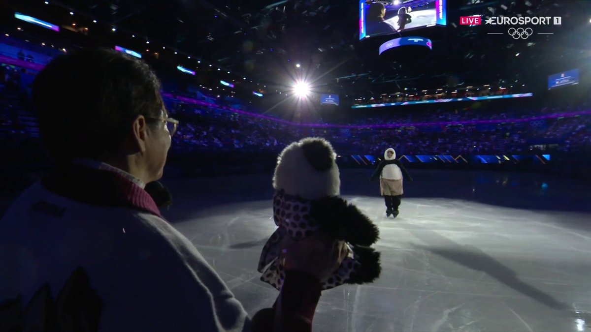 💥💥💥 ESTA SI QUE NO LA ESPERÁBAMOS: ¡JACKIE CHAN! 🔥 Se presenta en la rutina de Mikhail Shaidorov, que se ha vestido de panda para lo ocasión y para hacer su exhibición #MilanoCortina2026