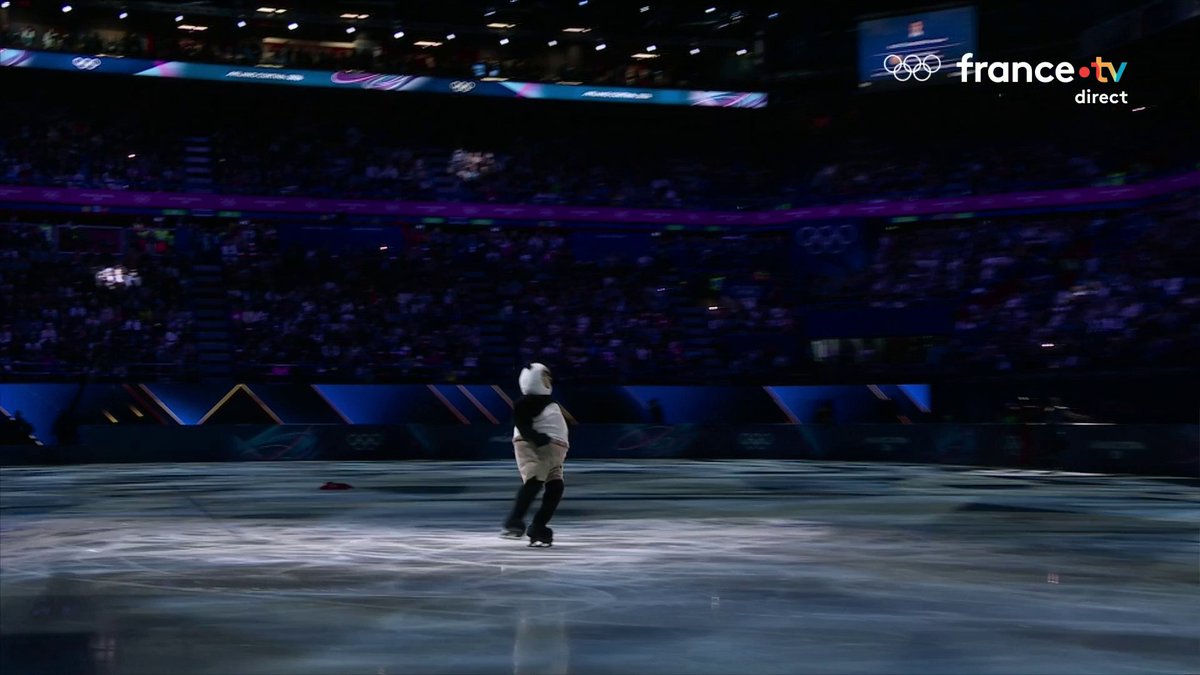 ❄️ #MilanoCortina2026 | 😅🐼 Déguisé en panda, le champion olympique Mikhail Shaidorov nous régale… sur du Britney Spears ! ➡️ Suivez les JO en direct :