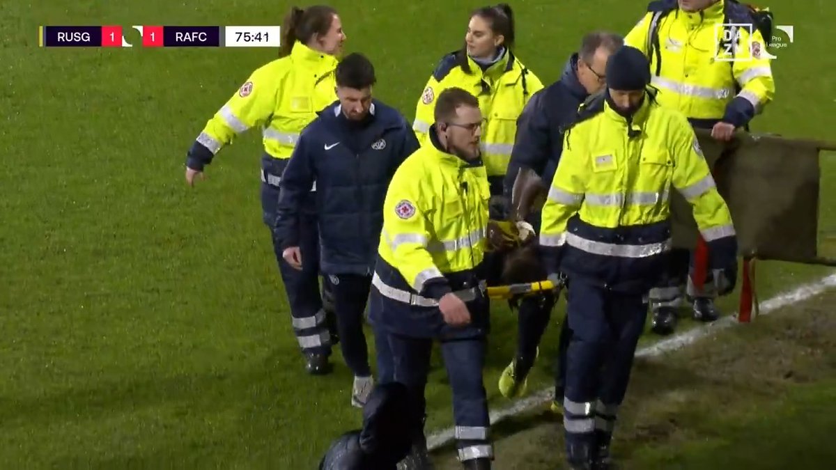 🏥 | Promise David moet het veld verlaten na een pijnlijke landing. Veel beterschap, Promise! 🇨🇦💪 #USGANT
