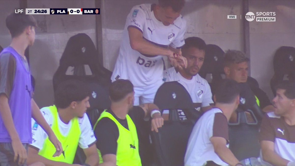 Guido Mainero salió enojado, le pegó UNA PIÑA al banco de suplentes y SE CORTÓ LA MANO. Increíble. 😳🇦🇷