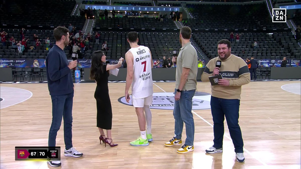 La noche valenciana es para la gente de Kosner Baskonia 🔵🔴🥂 #CopaACBxDAZN 🏀