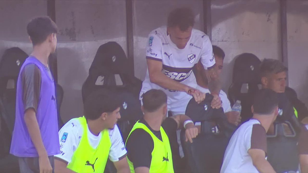 ¡¡CUANDO PLATENSE TODAVÍA EMPATABA 0-0 ANTE BARRACAS, GUIDO MAINERO FUE REEMPLAZADO Y SE CORTÓ LA MANO AL DARLE UN GOLPE AL BANCO DE SUPLENTES!!