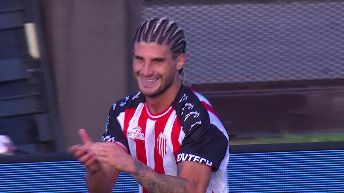 Como el Muñeco Gallardo con Merlos. El Chino Insúa aplaudió irónicamente a Mastrángelo en la derrota 1-0 de Barracas Central ante Platense... ¡Pero no fue amonestado ni expulsado!